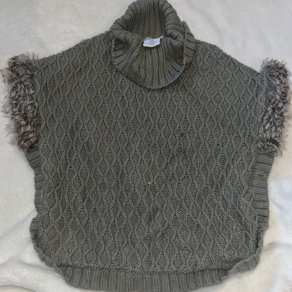 Kids faux fur poncho size 5/6